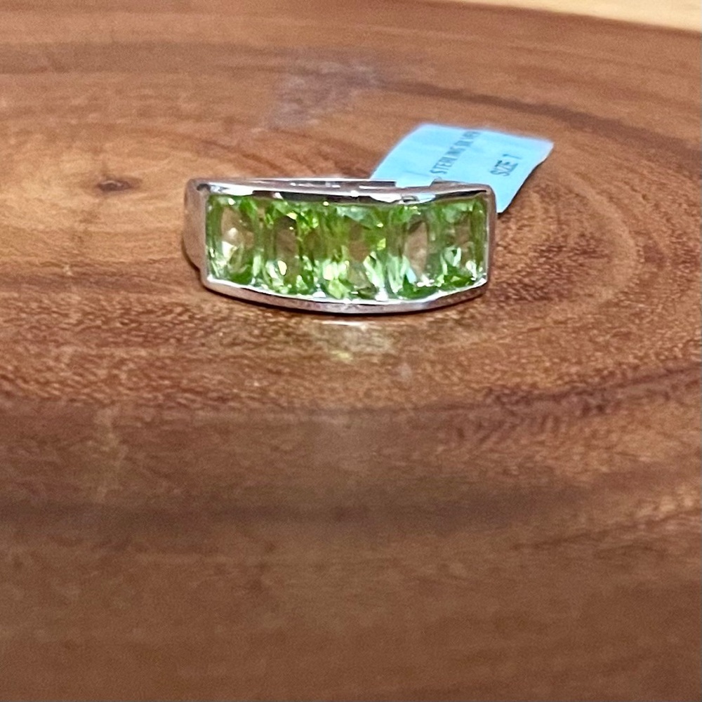 2.75 Carat Genuine Green Peridot Band Ring in 925 Sterling Silver - Picture 5 of 13